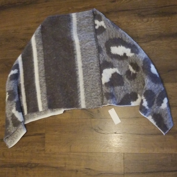 Boutique Poncho - Picture 2 of 8